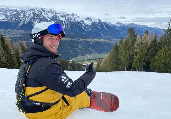 Malte Witt beim Snowboarden in den Alpen